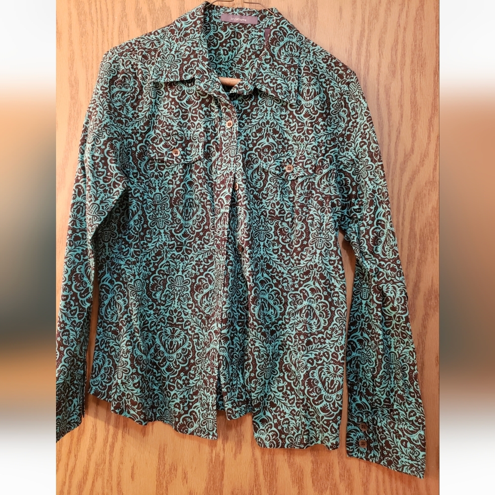 Pretty green and black button up long sleeve shirt. Size medium petite.